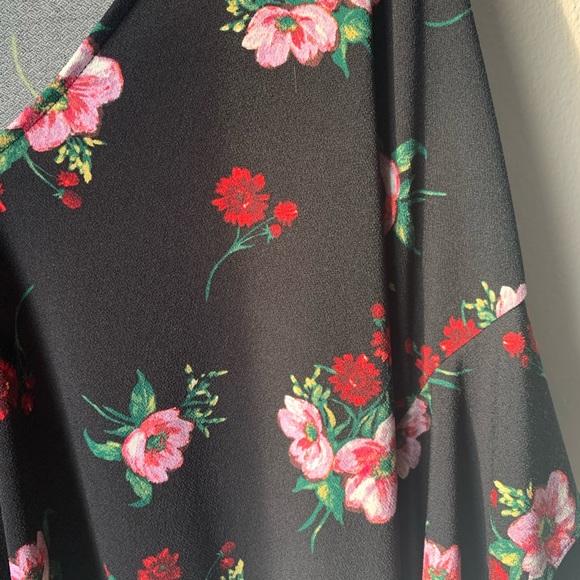 Express Floral Flutter Sleeve Crop Top - Picture 4 of 4